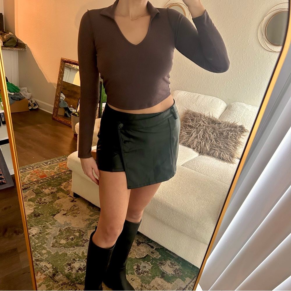 AE High-Waisted Vegan Leather Black Mini Skort. Size 6.